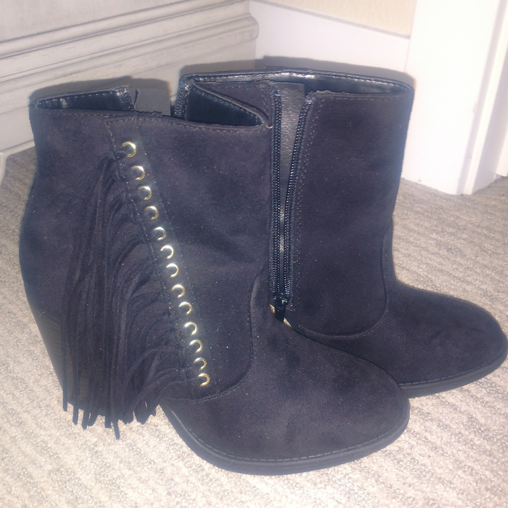 BLACK FRINGE BOOTIES
